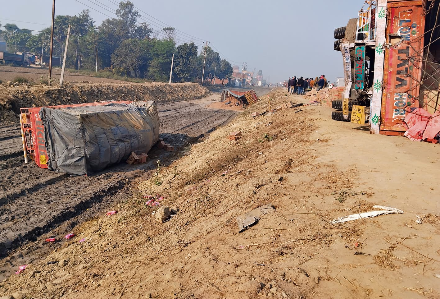 Chhapra News : मेथवलिया चौक फोरलेन मार्ग पर आपस में टकराकर तीन ट्रक पलटे, एक चालक की गयी जान