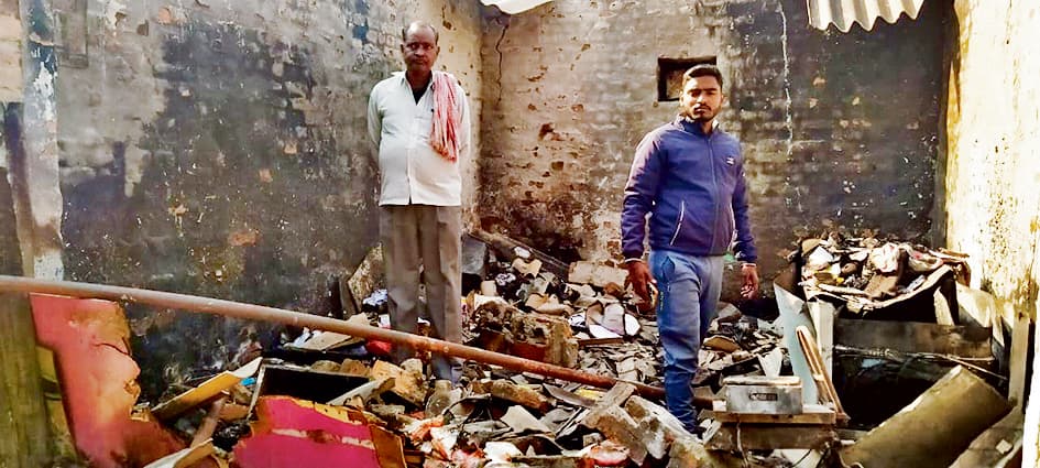 Chhapra News : दाउदपुर में शॉर्ट सर्किट से लगी आग, लाखों की संपत्ति जली