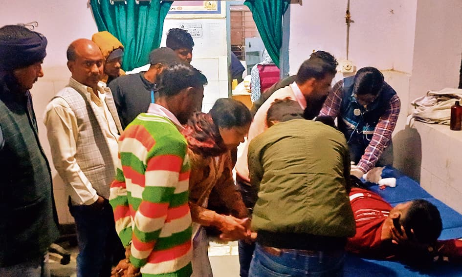 Chhapra News : अज्ञात वाहन की चपेट में आने से दो युवक घायल