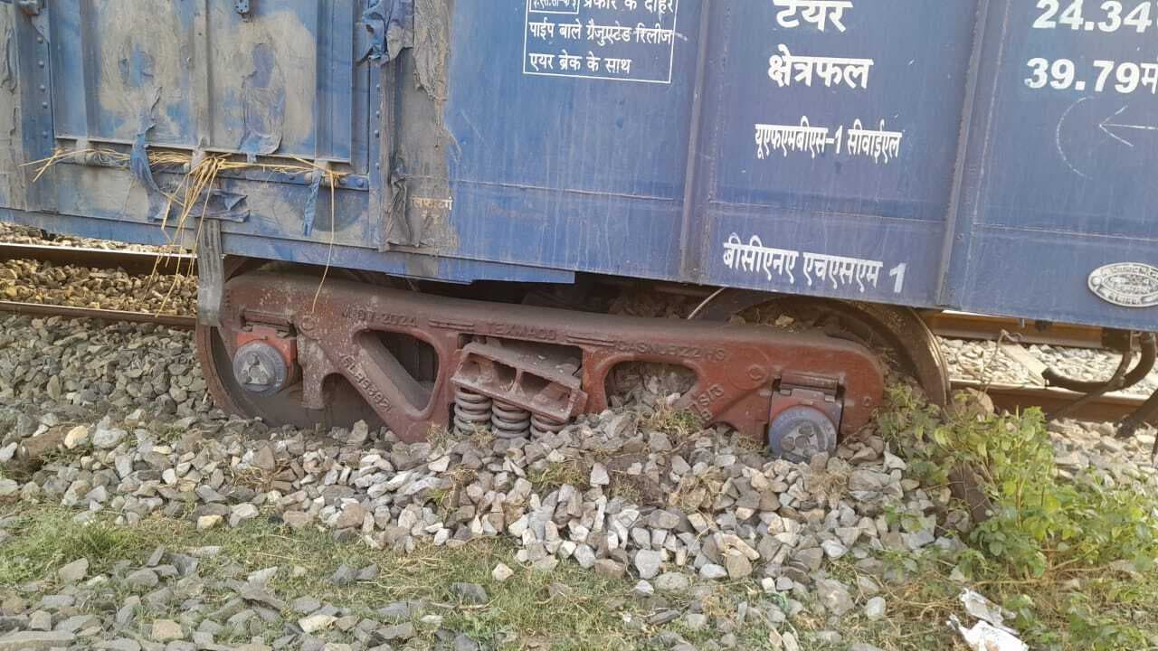 अप लाइन के दुधिजोर पुल के पास मालगाड़ी हुई बेपटरी, टला हादसा, परिचालन बाधित