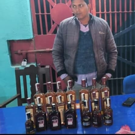 27 बोतल शराब के साथ एक तस्कर गिरफ्तार,वाहन जब्त