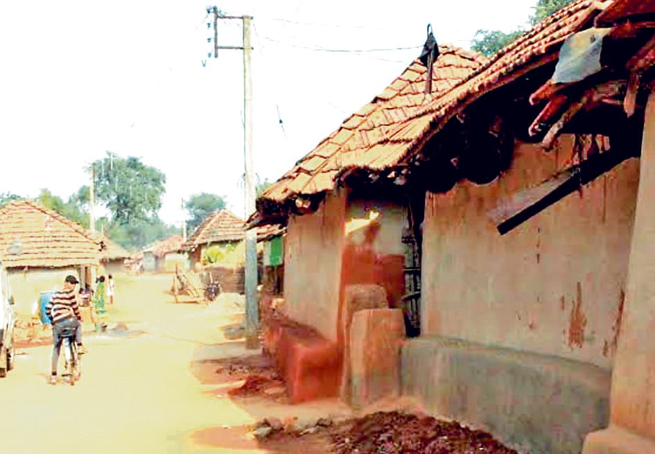 आवास योजना में गांव के किसी व्यक्ति का नाम शामिल नहीं