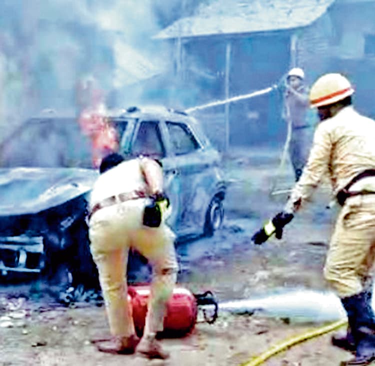 बंद चाय दुकान में लगी आग, दुकान खाक