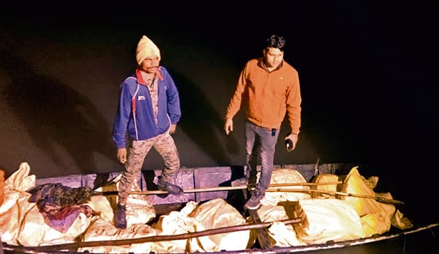 Gopalganj News  : पुलिस को देख नदी में छलांग लगा फरार हुआ तस्कर, नाव से 1834 पैकेट शराब बरामद