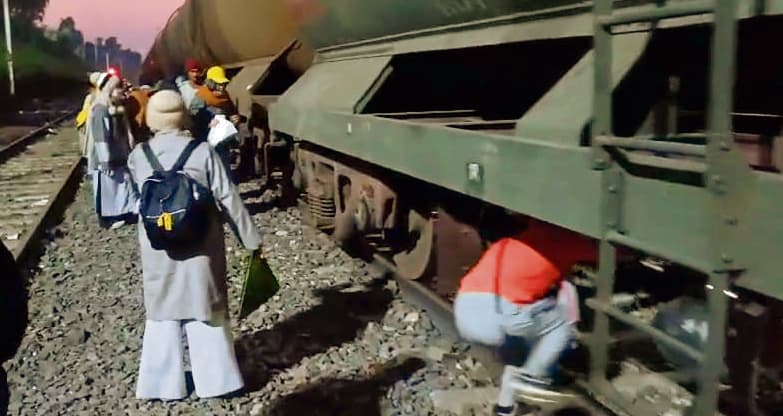 Gaya News : गुरपा स्टेशन पर ट्रैक पर खड़ी मालगाड़ी के नीचे से पार होकर जाते हैं श्रद्धालु