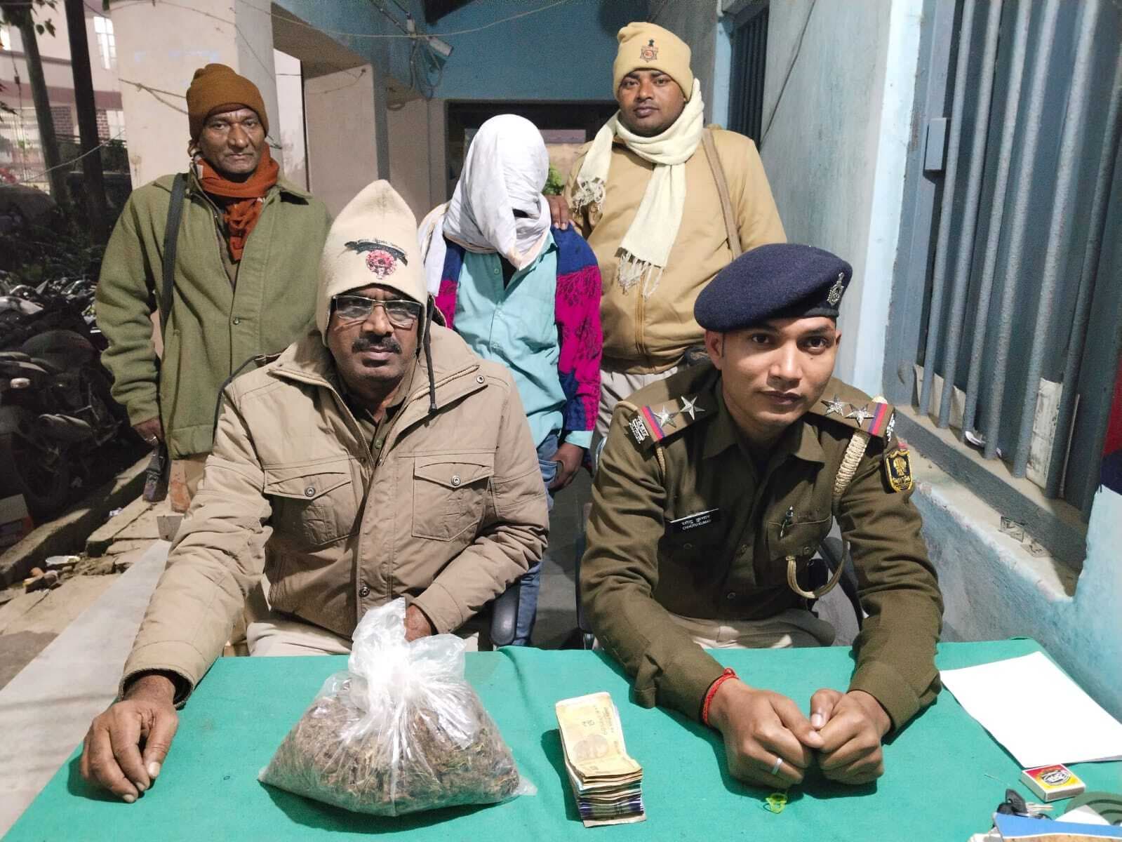 Katihar news : चार किलो गांजा के साथ तस्कर गिरफ्तार