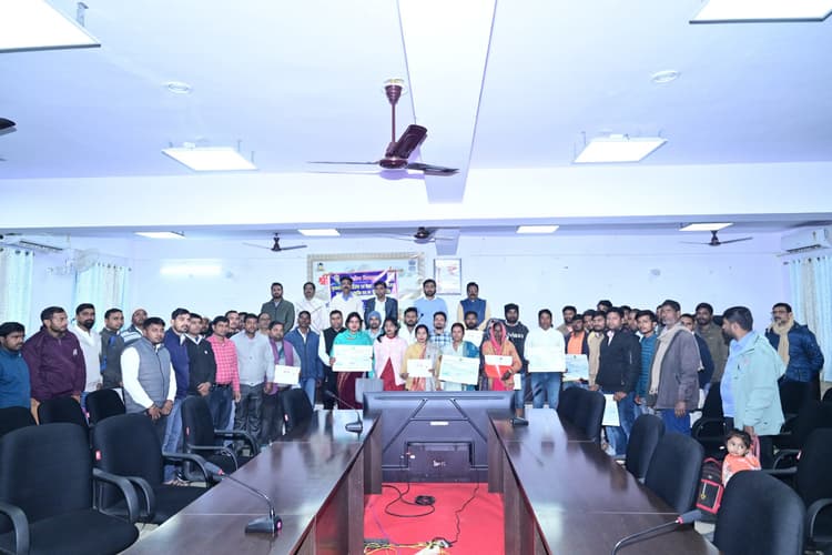 उद्यमी योजना के 114 लाभुकों को मिला 229 लाख रुपये का चेक