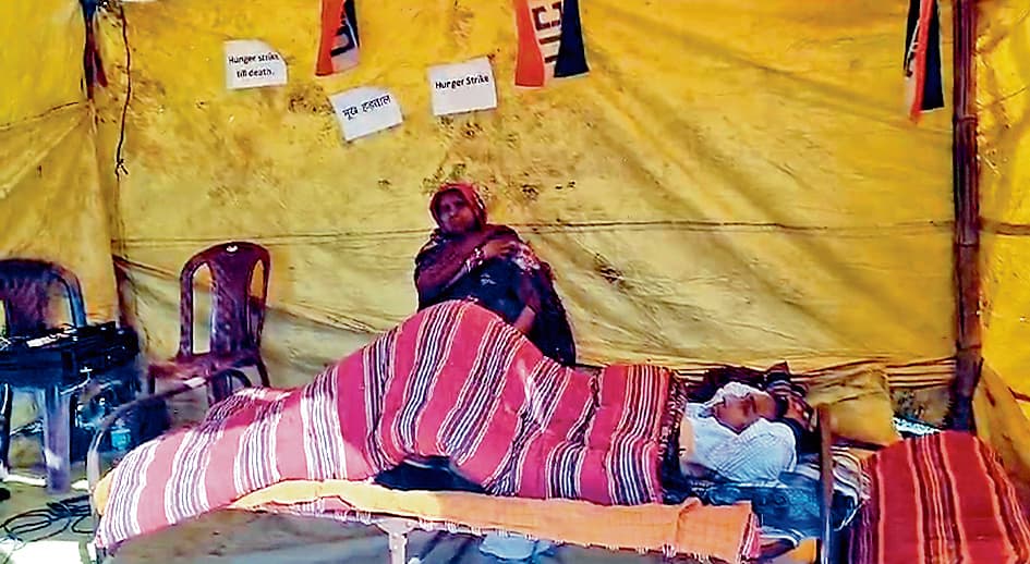 नौकरी की मांग को लेकर श्रमिक ने पत्नी के साथ शुरु की भूख हड़ताल