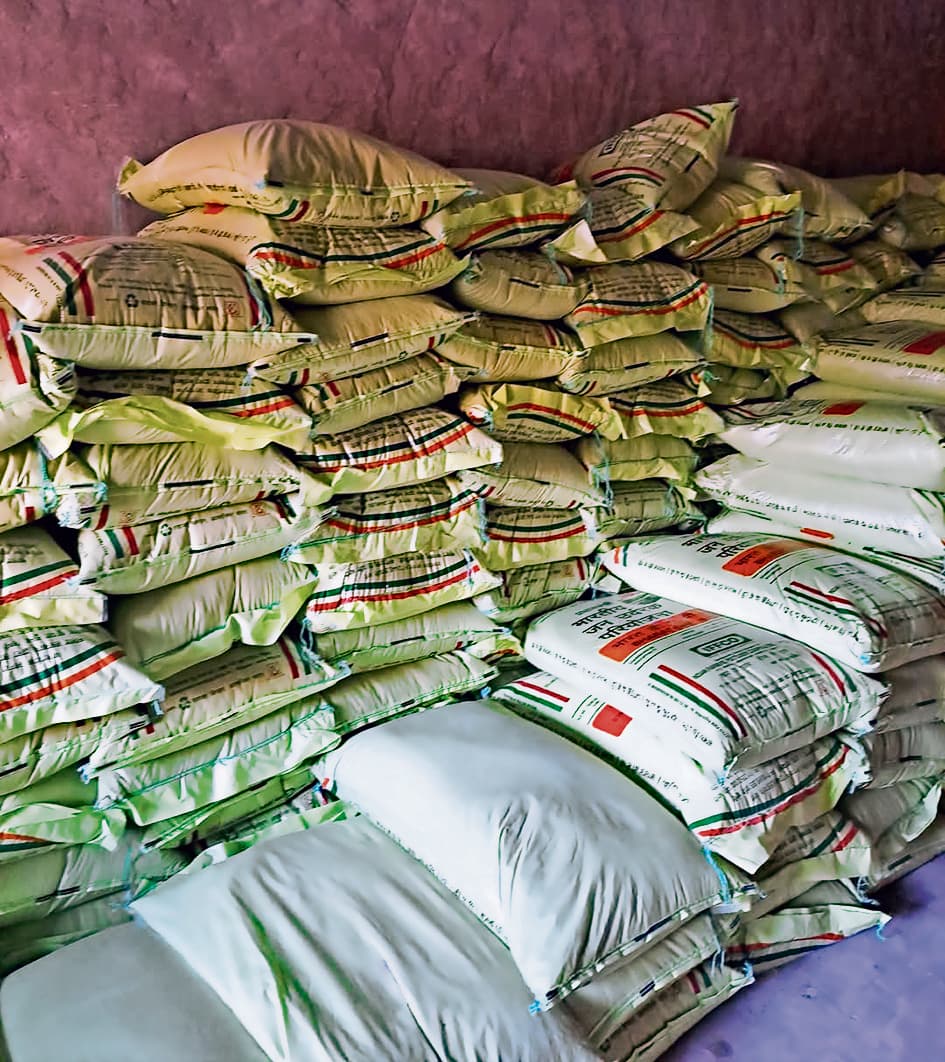 siwan news : महंगे दाम पर उर्वरक ले रहे किसान, निगरानी के लिए नामित अफसरों को चिंता नहीं