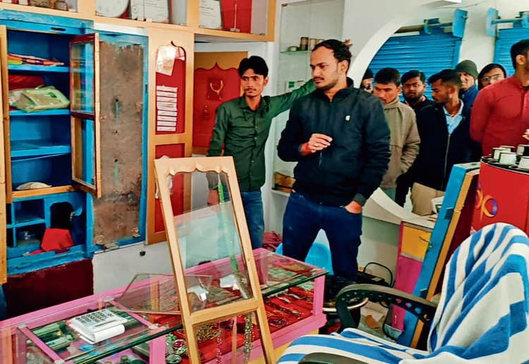 hajipur news. 22 लाख की ज्वेलरी और पेंट की चोरी