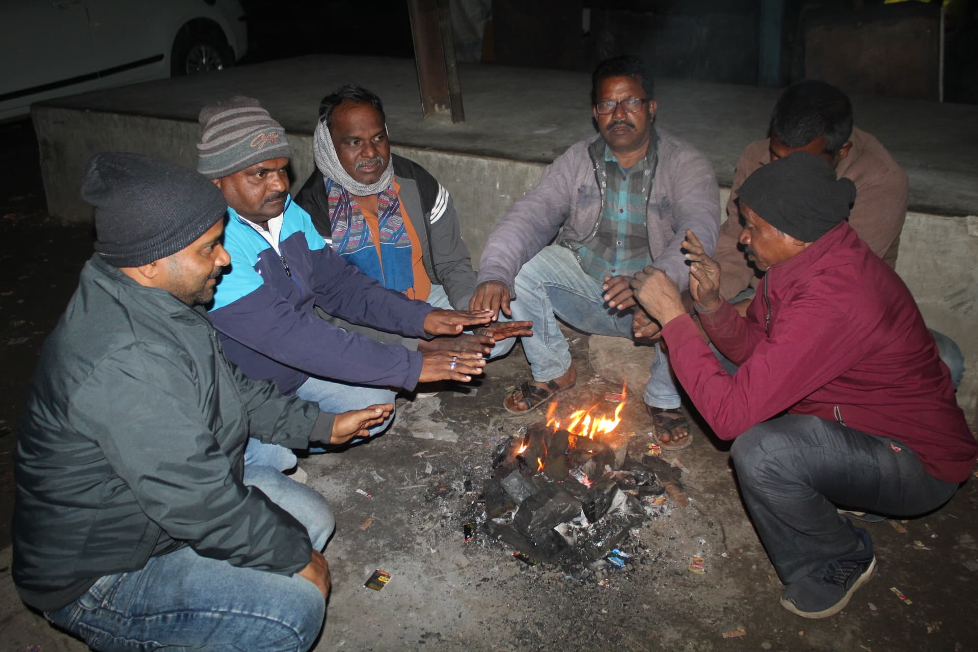 Giridih News :नगर निगम क्षेत्र के चौक-चौराहों पर जलने लगा अलाव