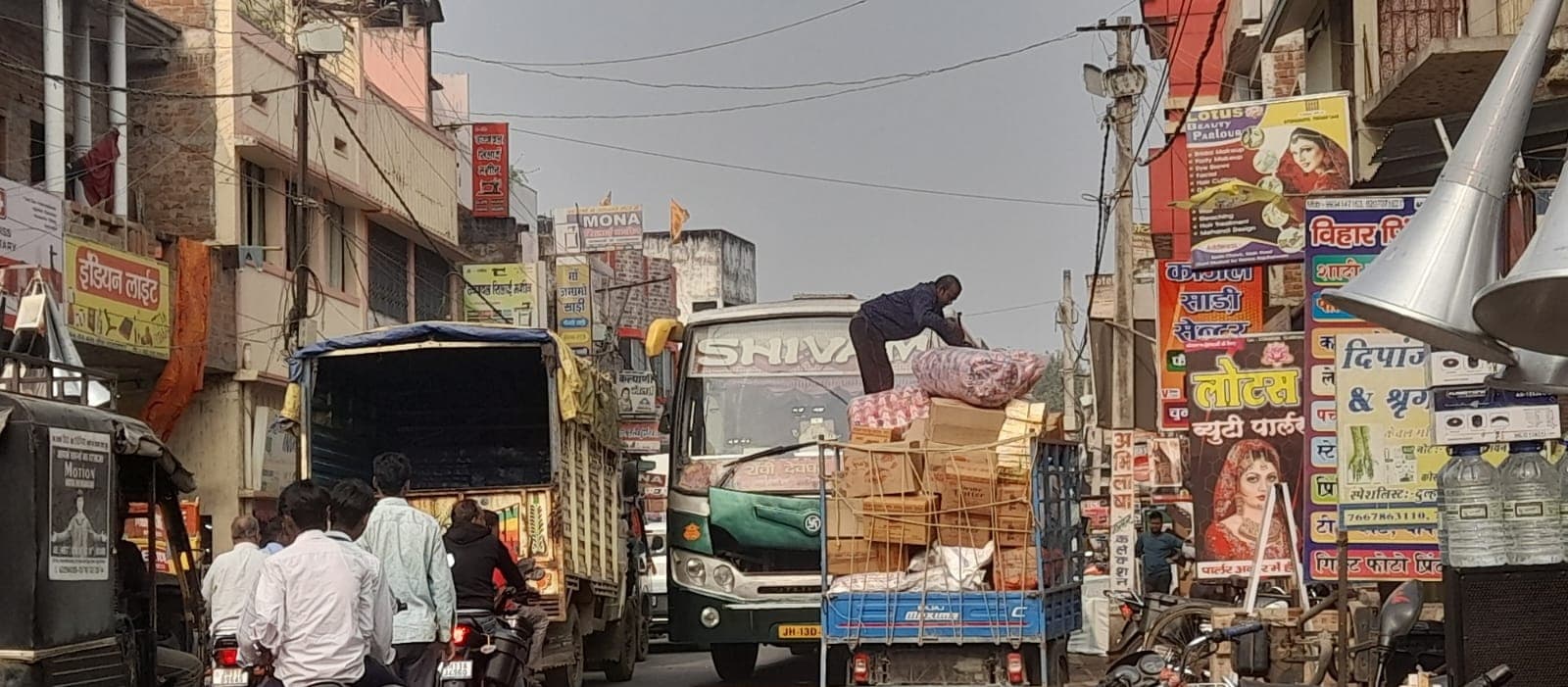 Giridih News: हर रोज जाम की चपेट में रहता है धनवार मुख्य मार्ग