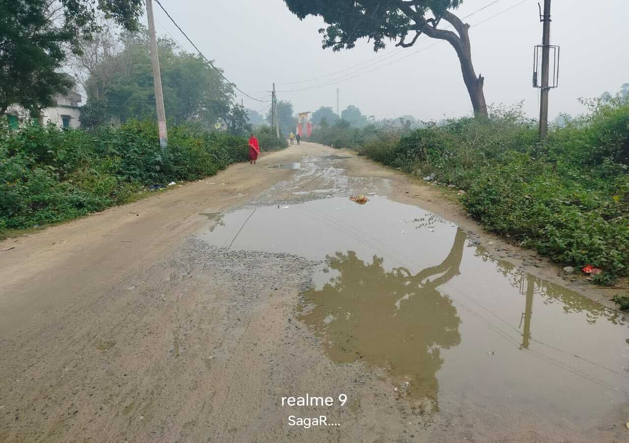 Giridih News :गावां बाजार को प्रखंड कार्यालय से जोड़ने वाली पीसीसी जर्जर