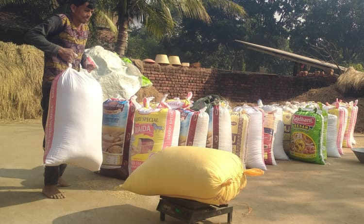 Giridih News: बिरनी में अब तक नहीं खुला धान क्रय केंद्र, औने-पौने दामों पर धान बेचने पर किसान मजबूर