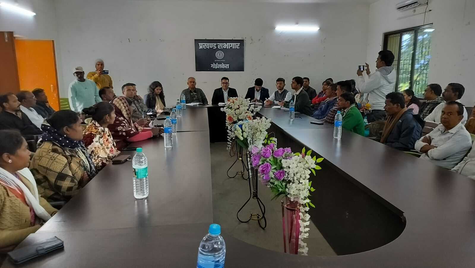 Chaibasa News : युवाओं की प्रतिभा निखार रही सरकार, योजनाओं का लाभ लें ग्रामीण : डीसी