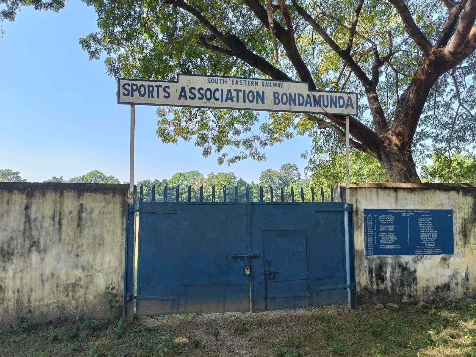 Rourkela News: अपनी बदहाली पर बेबसी के आंसू बहा रहा बंडामुंडा का सेरसा रेलवे स्टेडियम