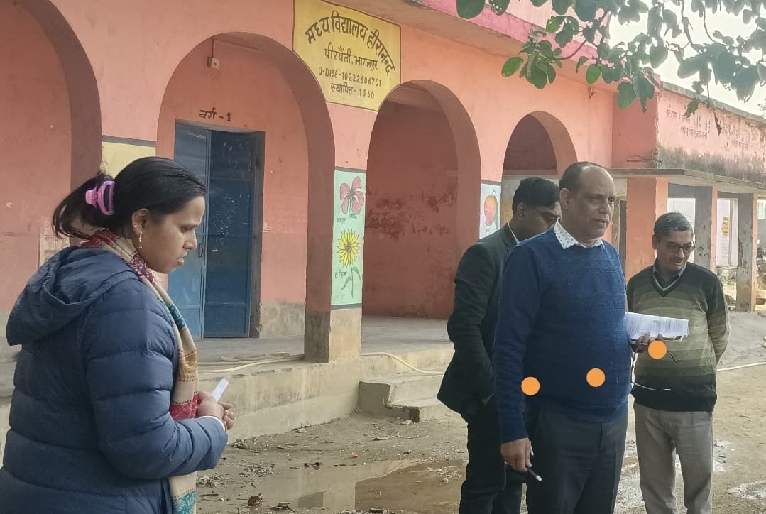 Bhagalpur news डीइओ ने किया मवि हीरानंन्द का निरीक्षण, छात्रों की संख्या बढ़ाने का निर्देश