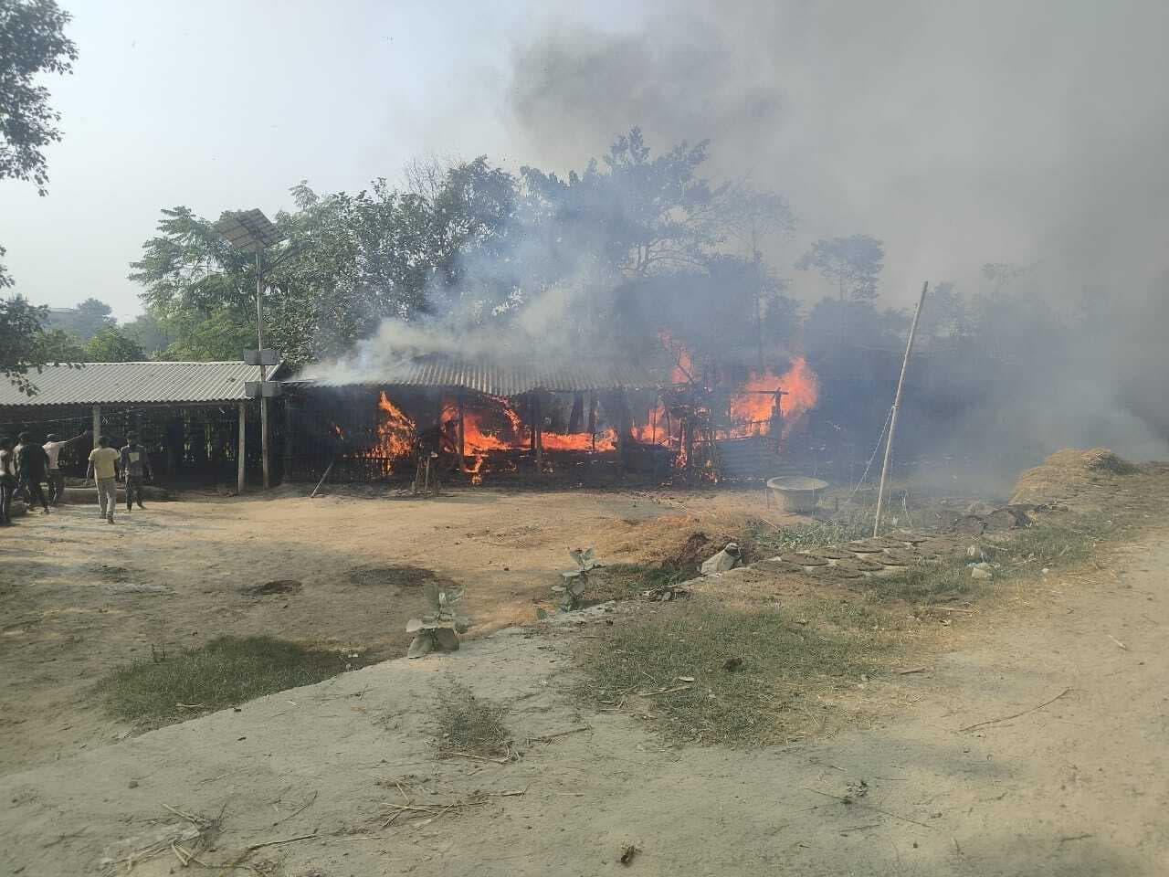 Darbhanga News : अरथुआ व तिलकेश्वर में भीषण अगलगी, डेढ़ दर्जन से अधिक घर जले, 20 लाख के नुकसान का अनुमान