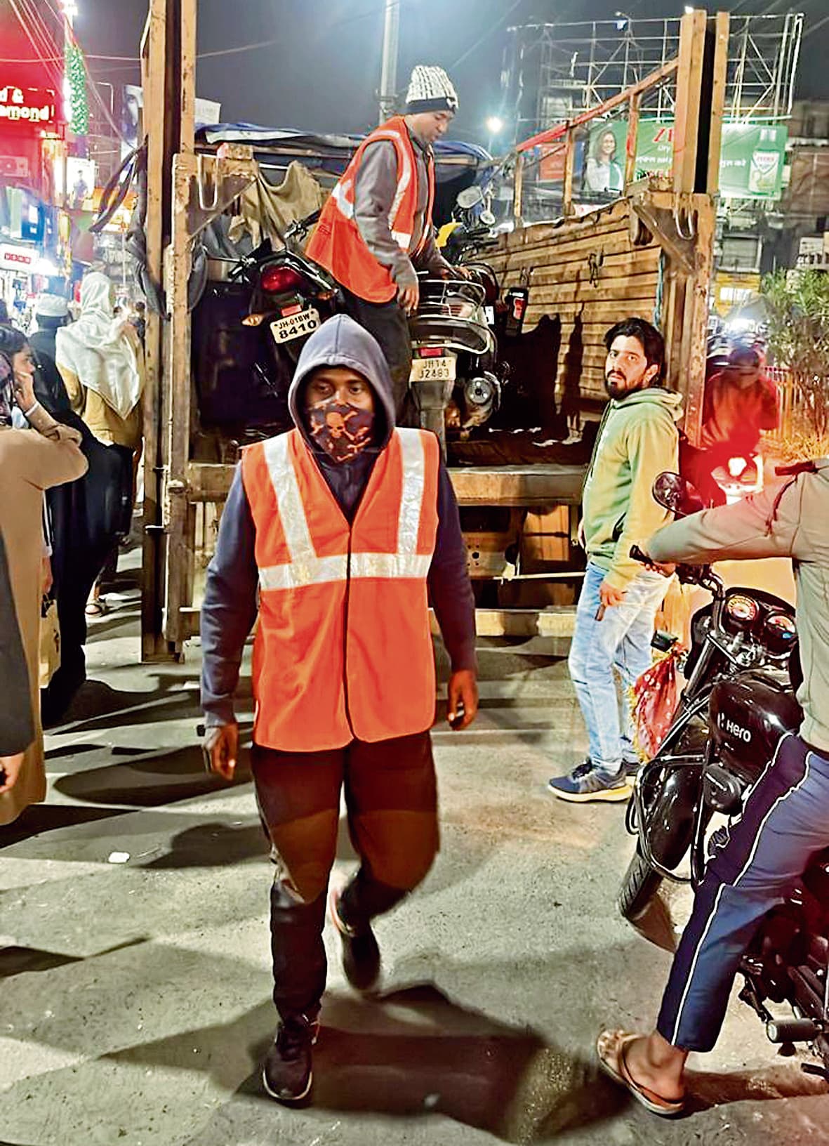 Ranchi News : सड़क किनारे से हटाया गया अतिक्रमण, बाइक व कपड़े जब्त