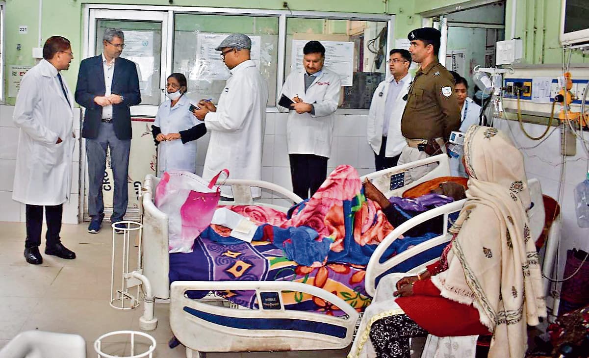 Rims News : मेडिसिन सहित कई वार्ड में रोज नहीं बदला जाता है बेडशीट, प्रभारी नर्स को शोकॉज