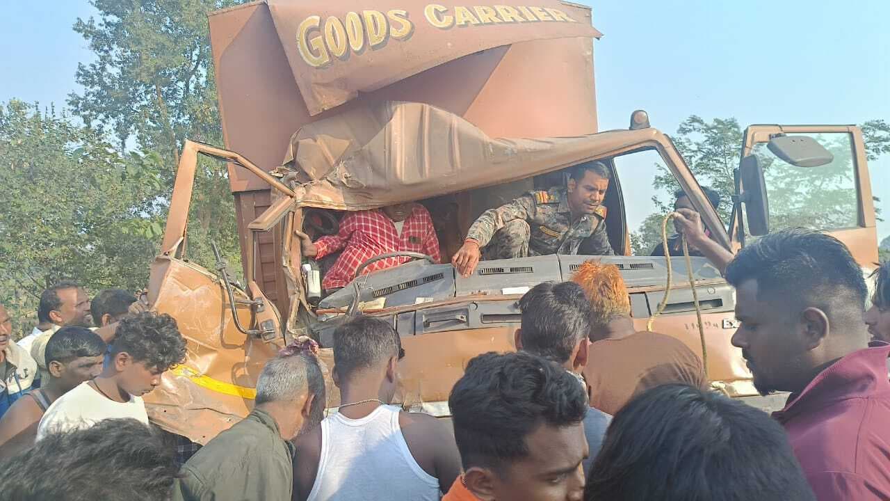 East Singhbhum : चाकुलिया : ट्रक व कंटेनर में टक्कर, दोनों चालक गंभीर, केबिन में घंटों फंसा रहा कंटेनर चालक, पुलिस ने निकाला