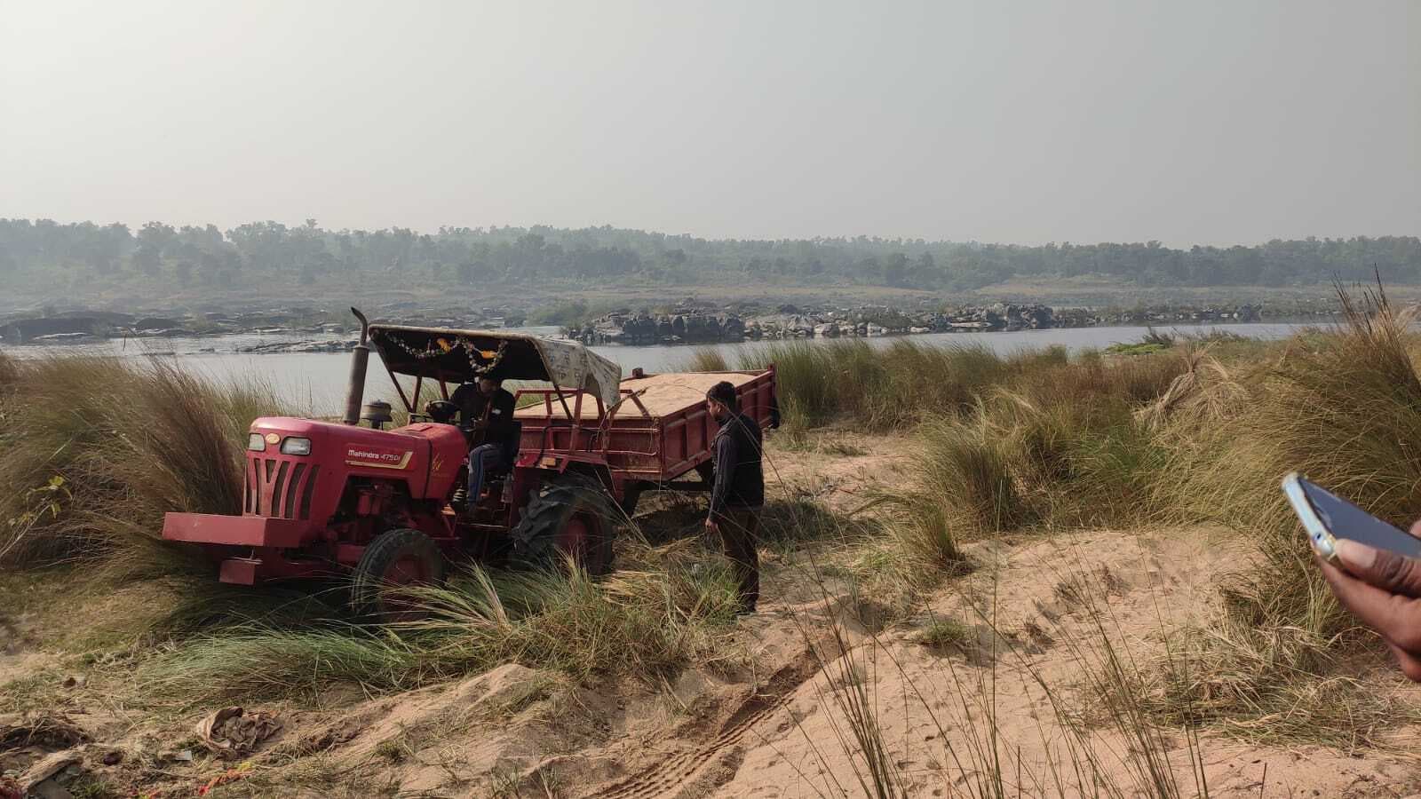 East Singhbhum : सुवर्णरेखा नदी से बालू का अवैध उठाव जारी, पुलिस-प्रशासन मौन