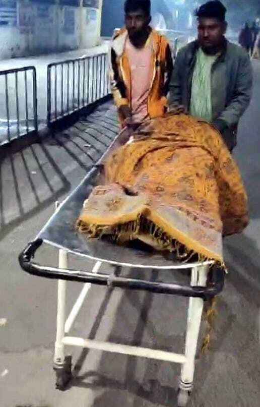 मौत के बाद भी नहीं मिली ट्रॉली, परिजन शव को ले गये पोस्टमार्टम हाउस