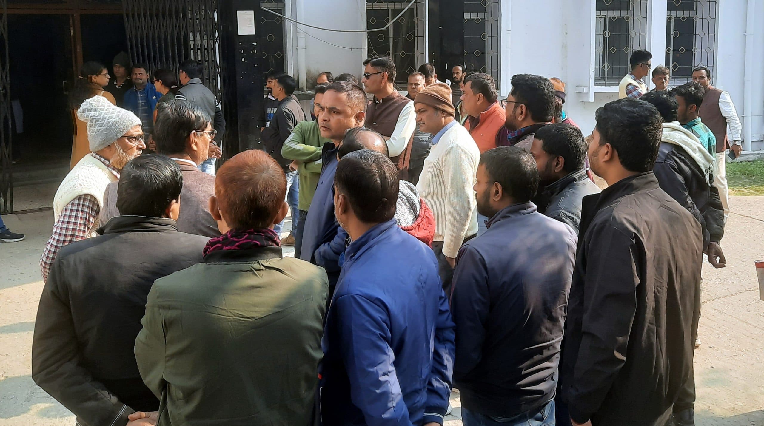 दुर्व्यवहार से आक्रोशित कर्मचारियों ने रोका कामकाज, तीन घंटे प्रदर्शन