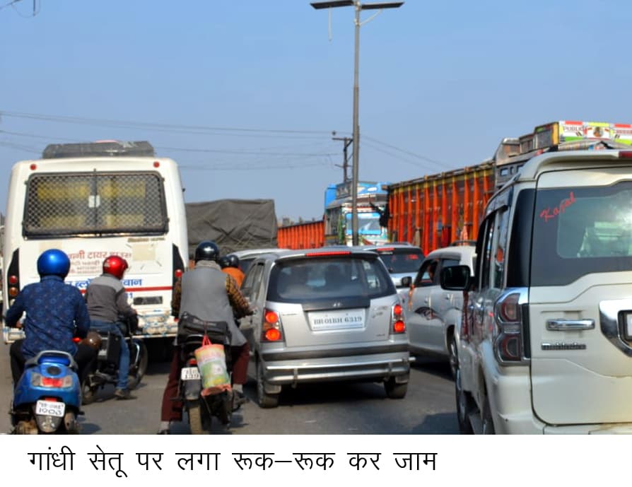 सेतु पर ट्रक-ट्रैक्टर में टक्कर, परिचालन प्रभावित