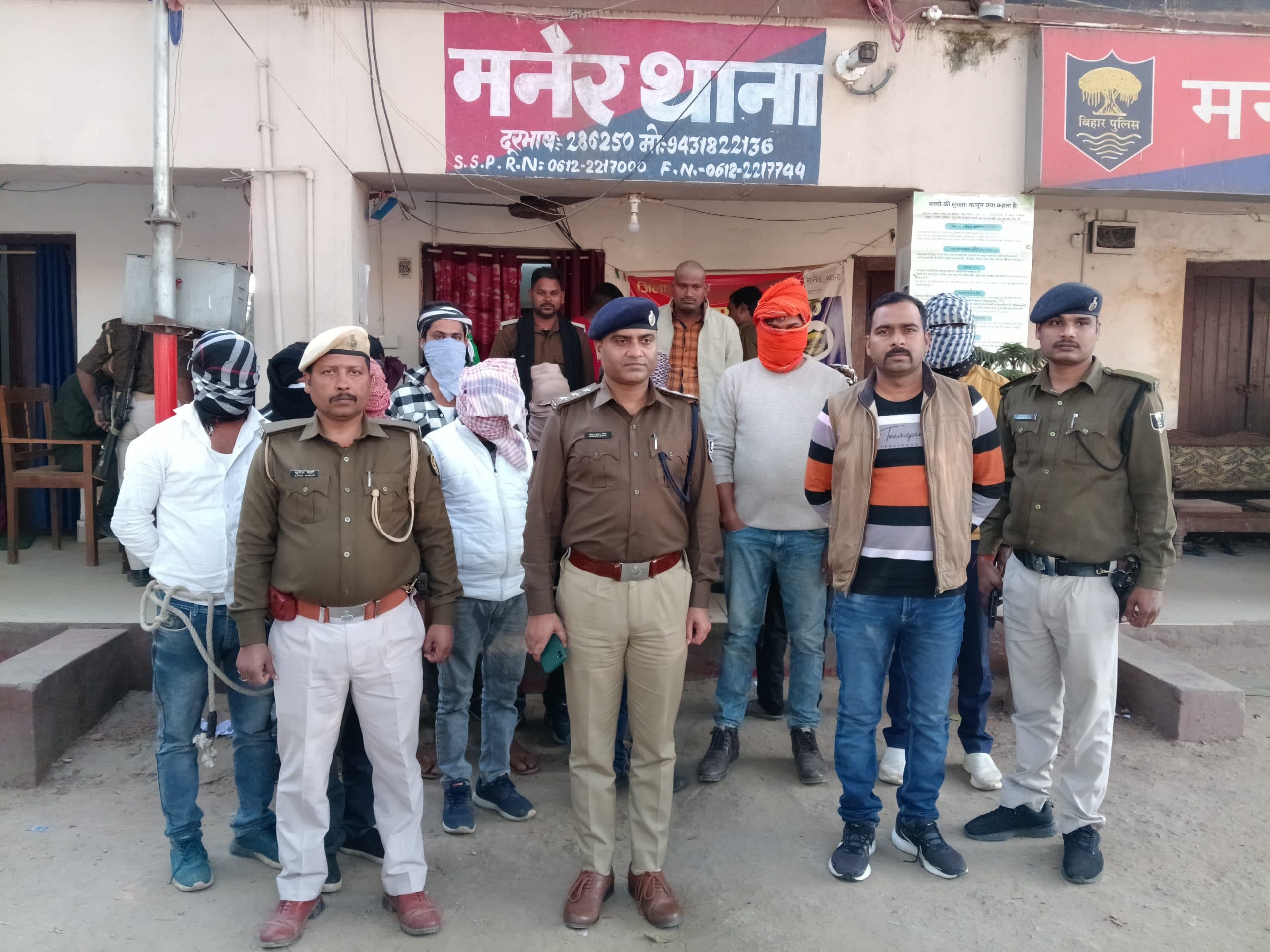 शराब पार्टी करते 11 गिरफ्तार हथियार व 7 वाहन भी बरामद