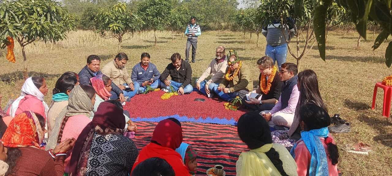 आम बागवानी के साथ सब्जी की खेती से किसान बन रहे आत्मनिर्भर