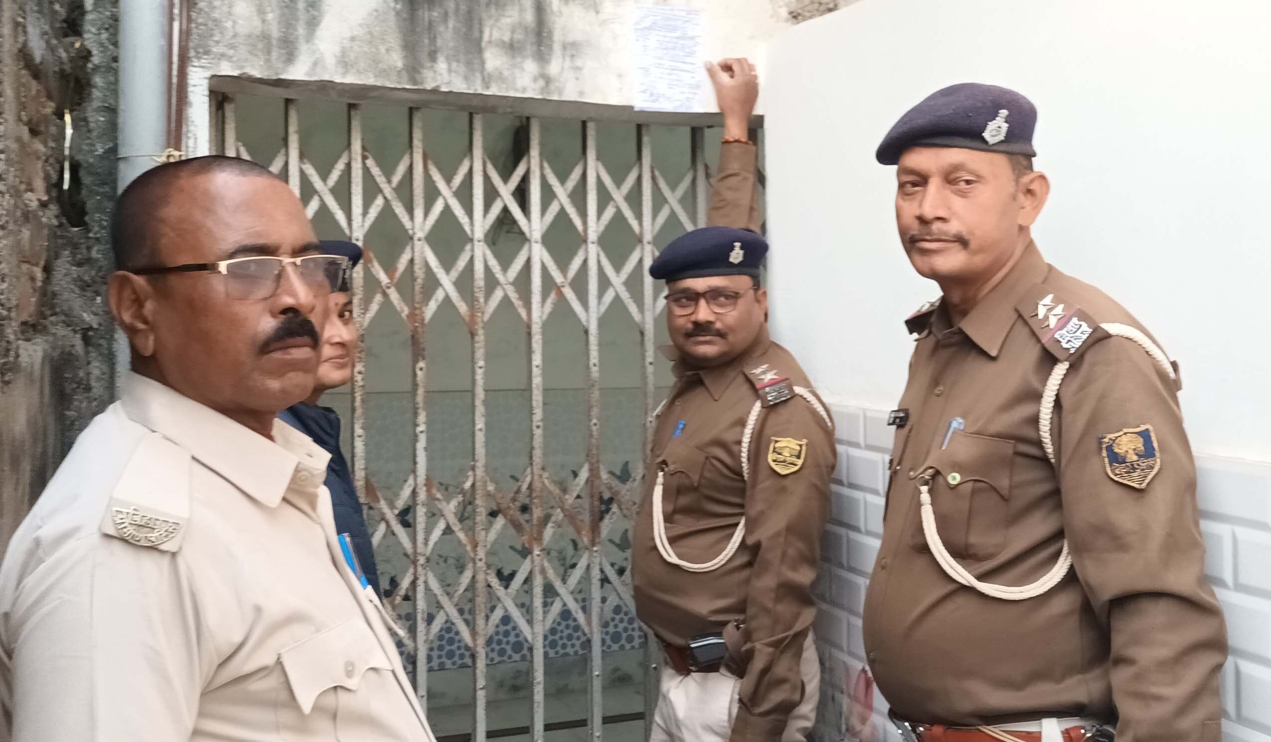 नशा माफिया के घर पुलिस ने चिपकाया इश्तेहार