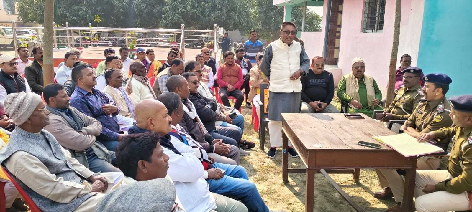 नवपदस्थापित थानाध्यक्ष ने क्षेत्र के लोगों के साथ की बैठक