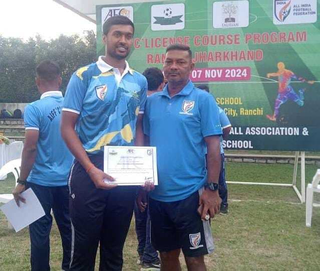 एएफसी डिप्लोमा कोर्स में सफल हुए अनिकेष