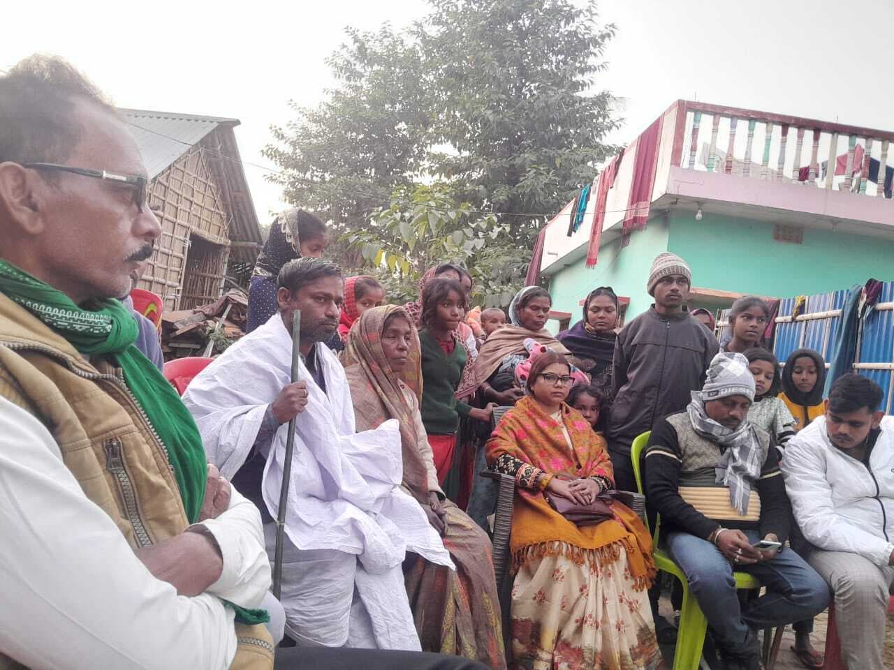 ठाढ़ी गांव में शोकाकुल परिजनों से मिलीं बीमा भारती