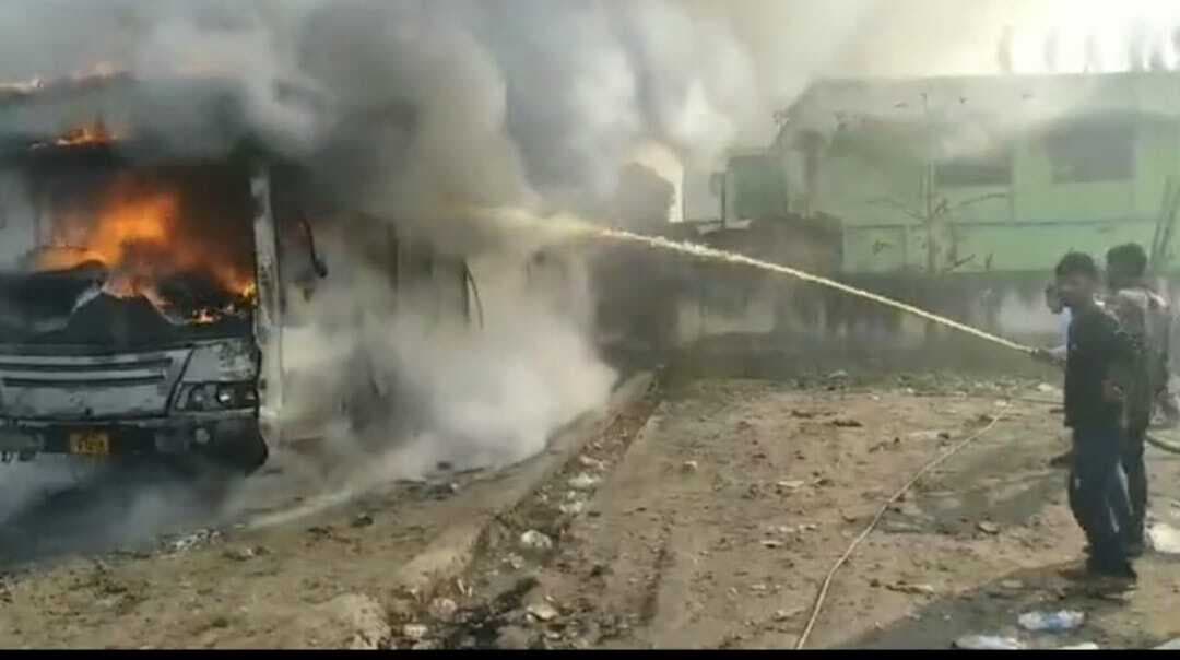 स्टैंड में अचानक बस से उठी आग, भाग रहे नशेड़ी को पकड़ कर की पिटाई