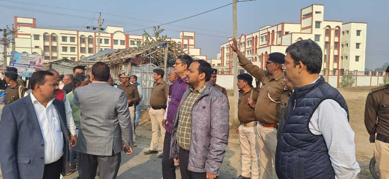 निर्माणाधीन अन्य पिछड़ा वर्ग कन्या आवासीय प्लस टू उच्च विद्यालय का डीएम ने किया निरीक्षण, कार्य में तेजी लाने का दिया निर्देश