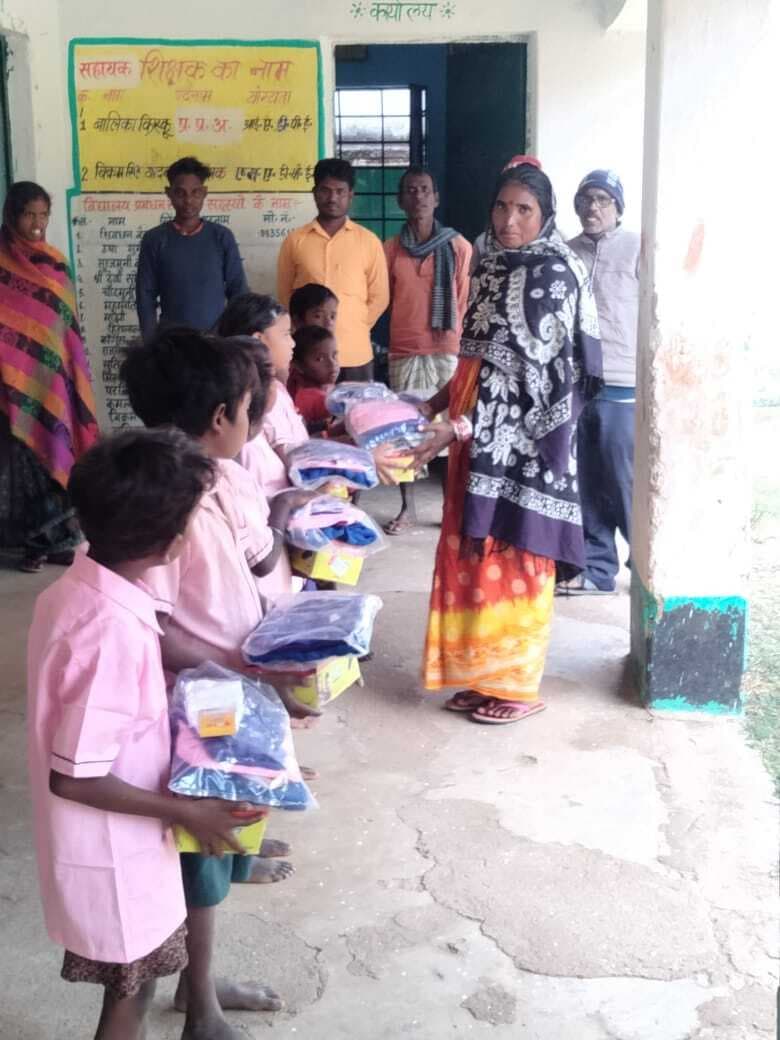 उप्रावि धतुला के छात्र-छात्राओं को दिया गया पोशाक