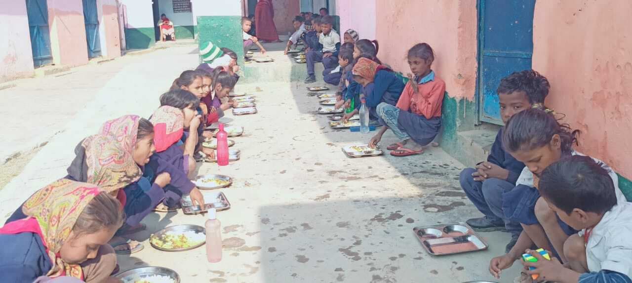 महीने बाद बच्चों को नसीब हुआ अंडा तो कहीं मौसमी फल से करना पड़ा संतोष