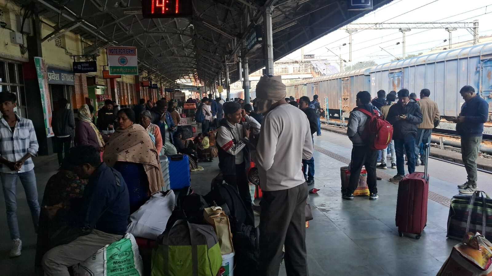 लोकल ट्रेनों के लगातार विलंब परिचालन से यात्री हो रहे परेशान