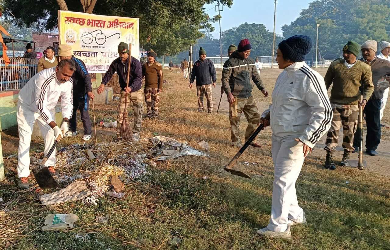 सीआइएसएफ ने बचरा चार नंबर चौक पर चलाया स्वच्छता अभियान