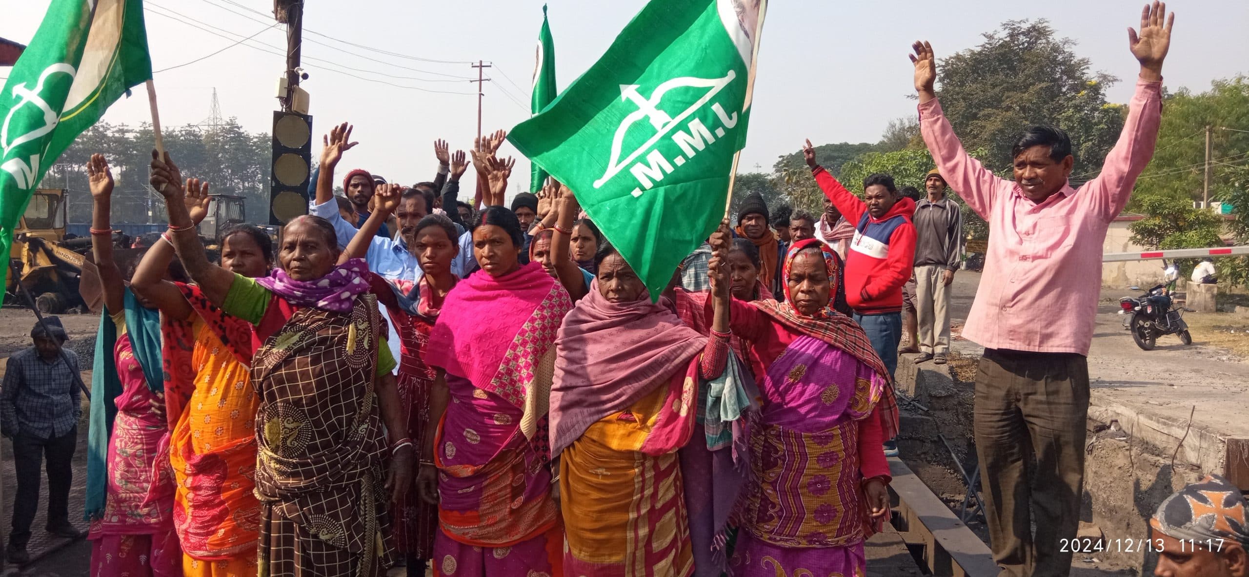 दैनिक  मजदूरों ने पांच घंटे कोयला लोडिंग व अनलोडिंग किया ठप