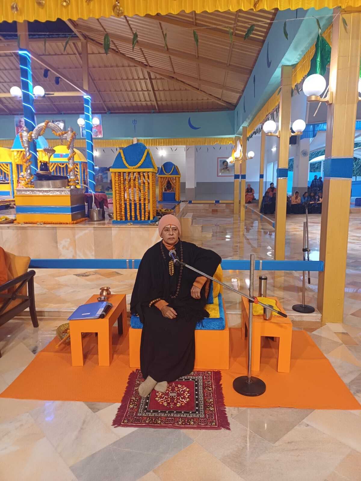 रिखियापीठ में सेवा गरीबों की मदद नहीं, एक साधना है : स्वामी सत्संगी