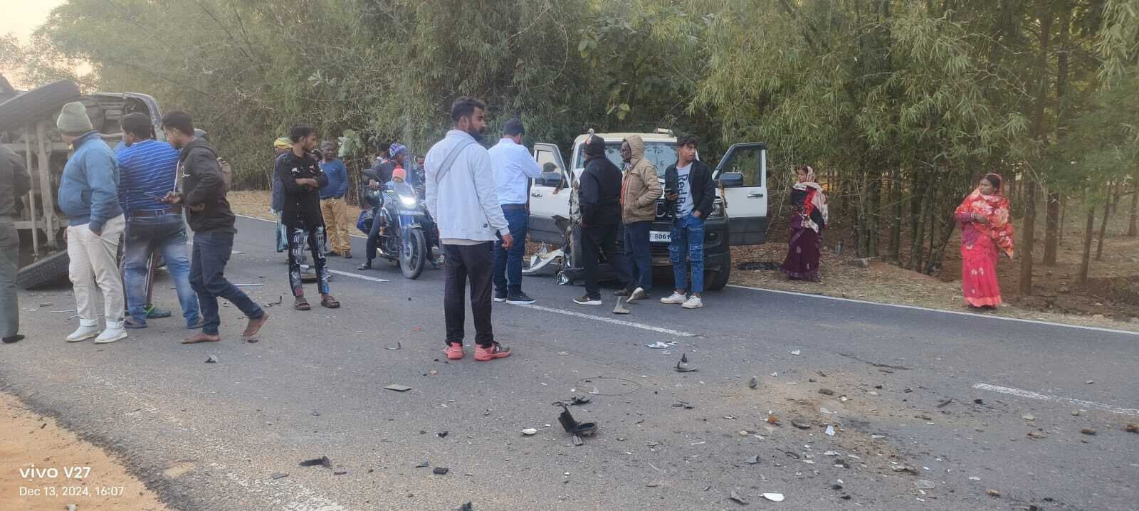 ट्रक से टकराने से स्कॉर्पियो के उड़े परखच्चे