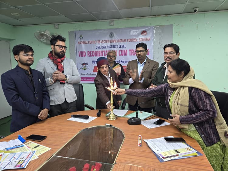 वैक्टर जनित रोगों के उन्मूलन हेतु बीमारी के लक्षणों के त्वरित पहचान व इलाज पर जोर