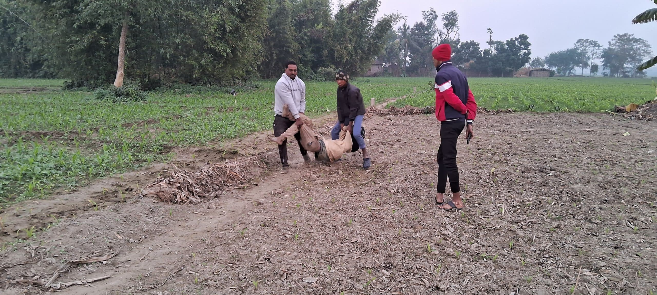 संदेहास्पद स्थिति में खेत में मिला युवक का शव, इलाके में सनसनी