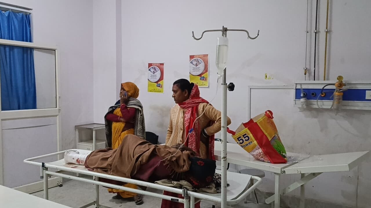 सिटी रिक्शा पलटने से वृद्धा जख्मी, रेफर