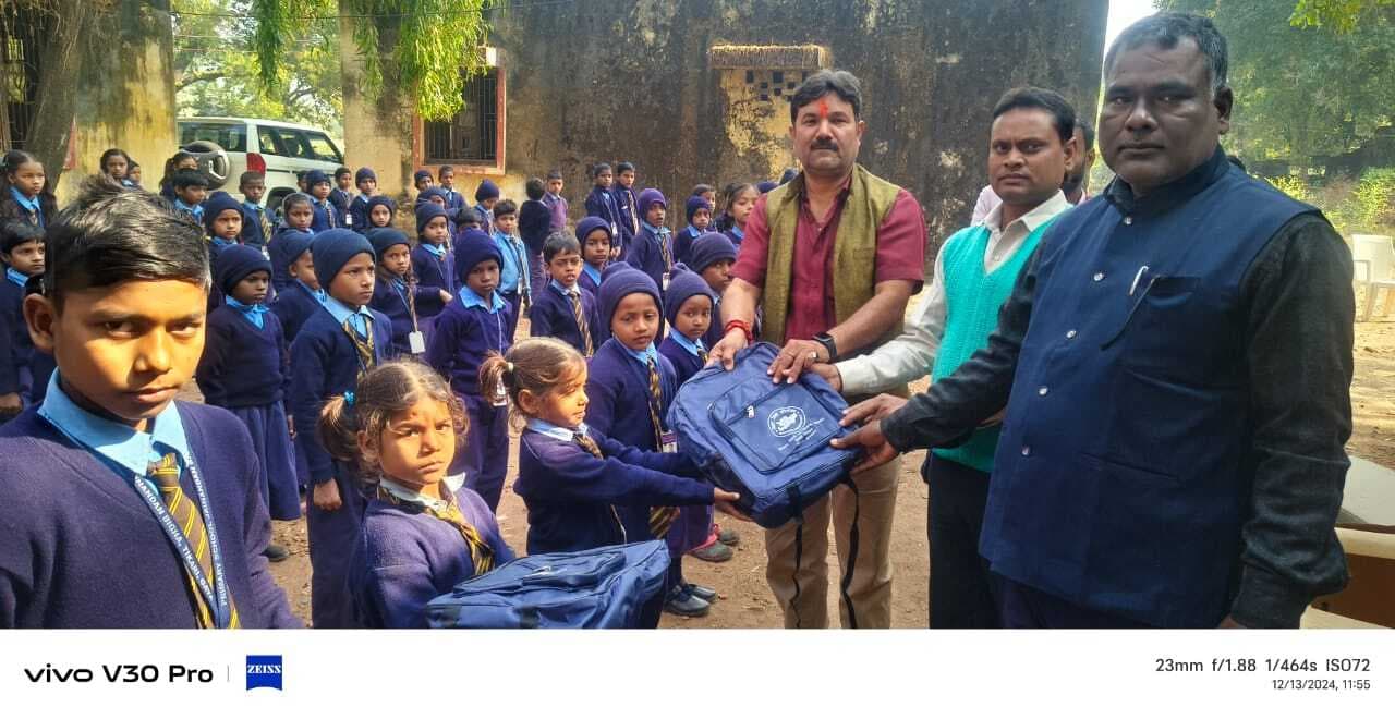 Gaya News : बीइओ ने किया स्कूल का निरीक्षण, बच्चों को किया सम्मानित