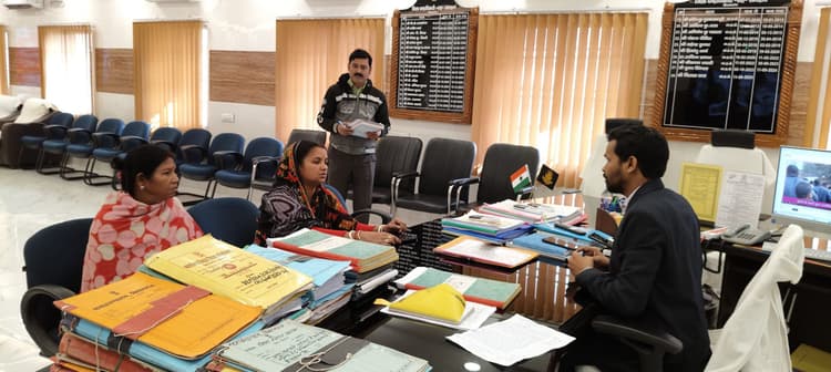 डीएम ने सुनी लोगों की समस्याएं
