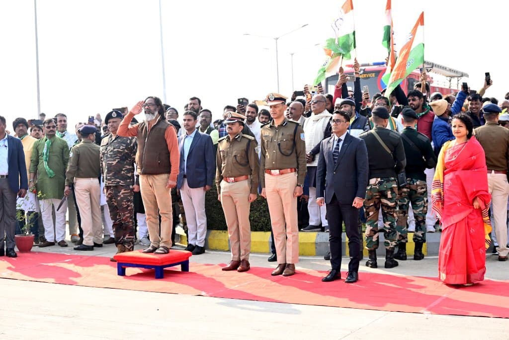 Deoghar News : आयुक्त, डीआइजी, डीसी और एसपी ने सीएम का किया स्वागत